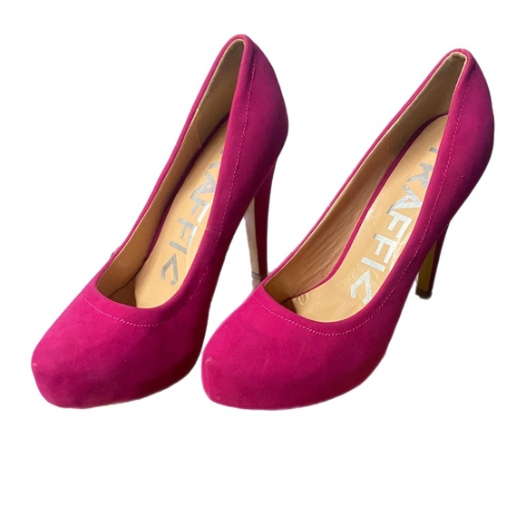 TRAFFIC WOMENS 6” hot pink HEELS only worn once - Picture 2 of 4